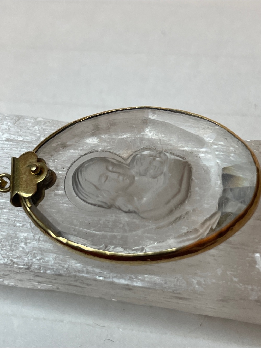 Vintage Italian Reverse Carved Madonna & Child Quartz Pendent 750 Gold Frame - Picture 6 of 9